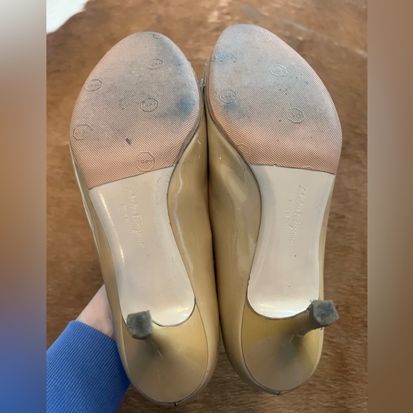 Salvatore Ferragamo Vara Bow logo round toe patent leather pumps beige - Picture 6 of 10